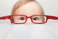 孩子戴眼镜就怕越戴越深，医生：度数在这个范围，可以不用戴